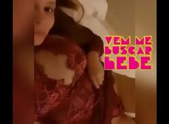 Cantora Maiara mostrando a buceta de lingerie na cama