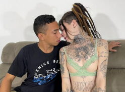 Novinha tatuada fodendo com o homem safado